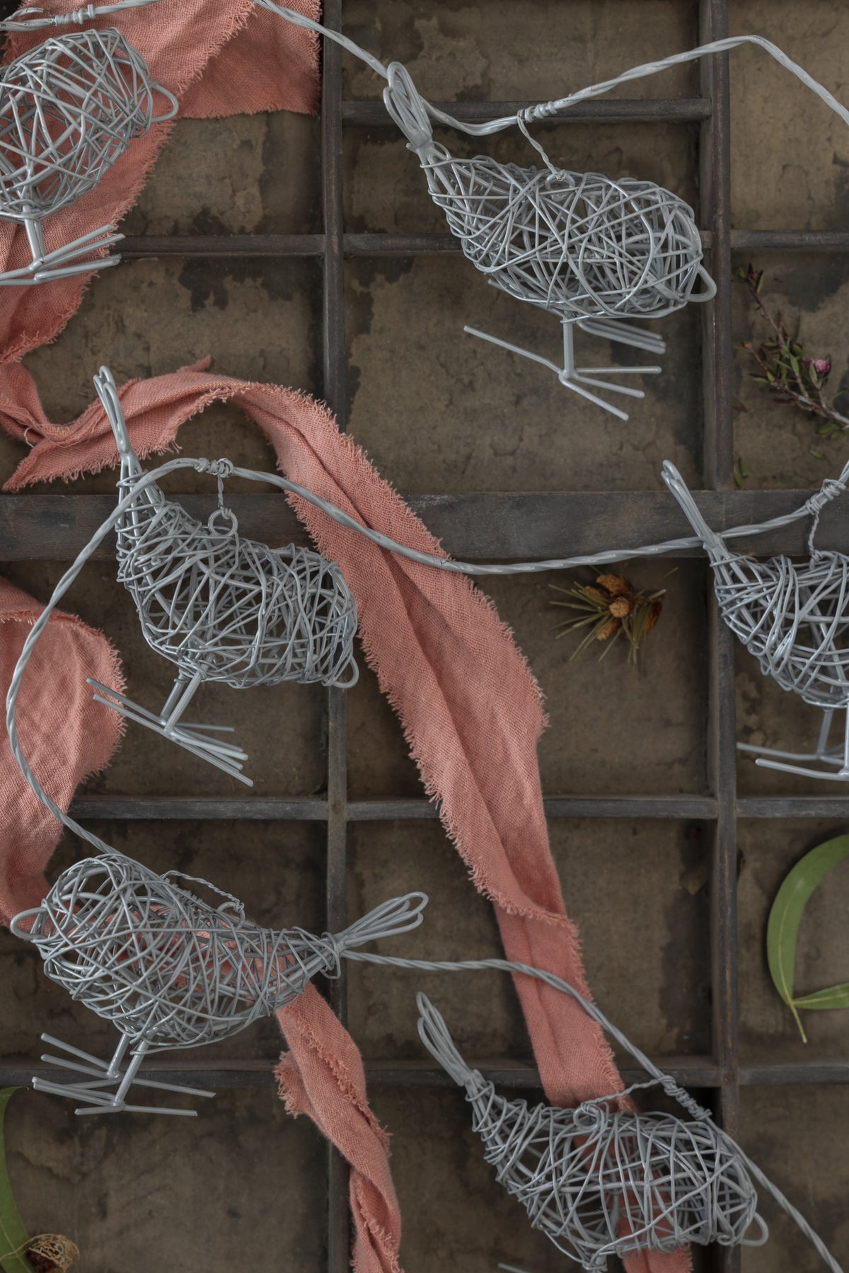 Wire Robin Garland ~ Antique Grey